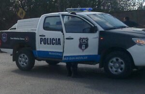 Joven asaltado en la vereda por dos motochorros