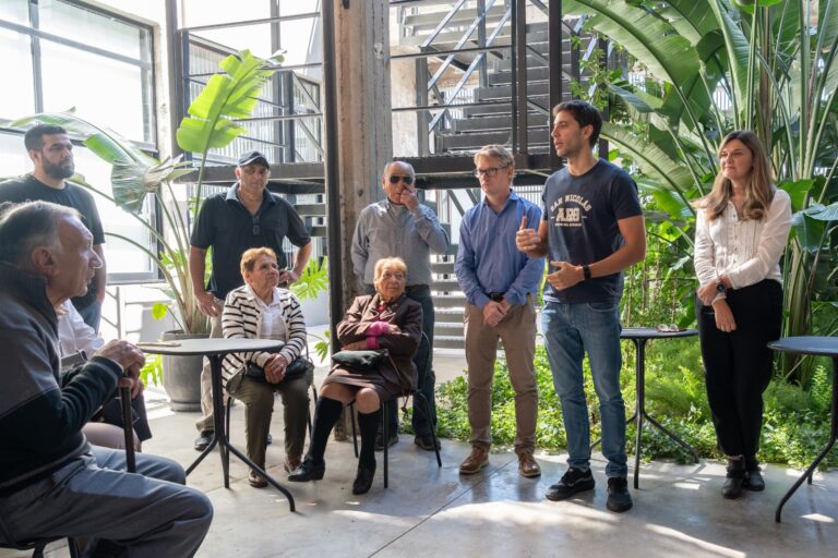 El intendente Santiago Passaglia entregó escrituras a familias nicoleñas