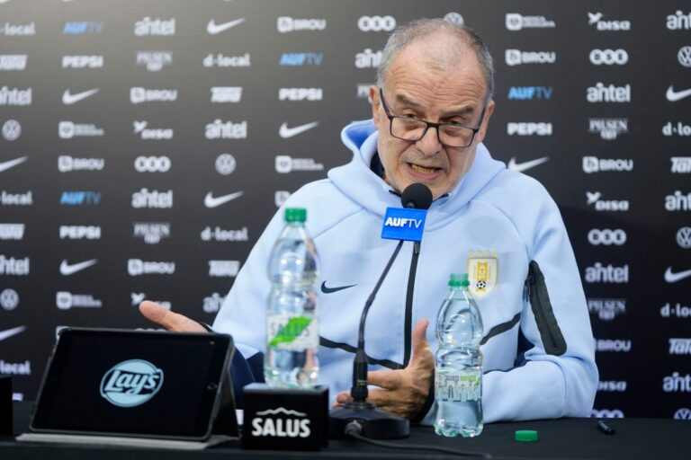 Controversia en la selección uruguaya: el hermano de Araujo culpa a Bielsa por una lesión