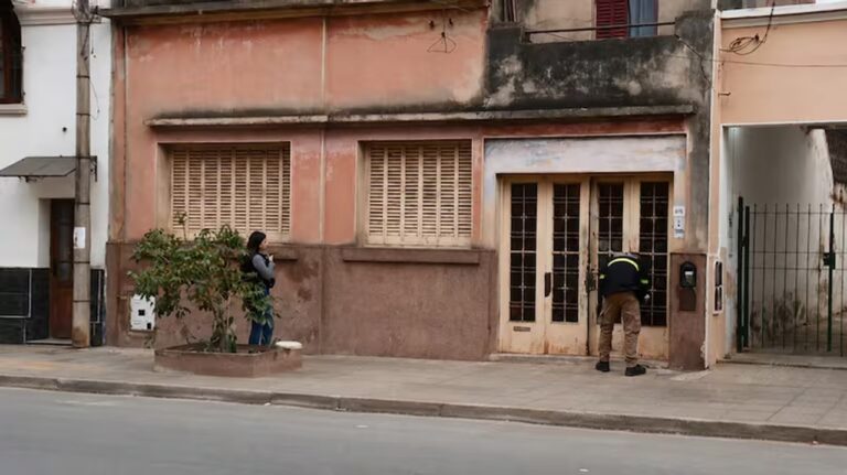 Custodia policial en la casa del acusado por el femicidio de Agostina Vega