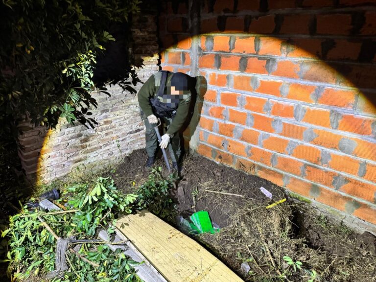 Detenido por vínculos con avioneta narco: hallan droga enterrada en Roldán