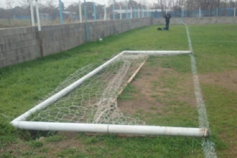 Director de club imputado por la muerte de un niño tras caída de arco de fútbol
