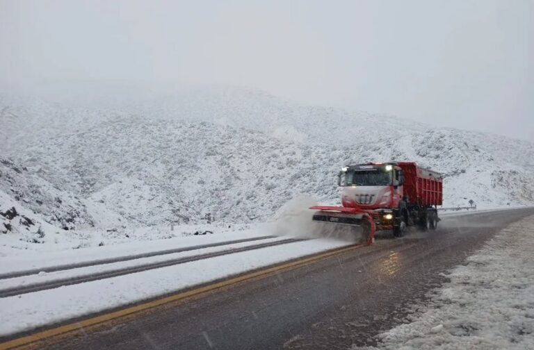 Nevadas intensas y vientos fuertes: alertas del SMN para este miércoles
