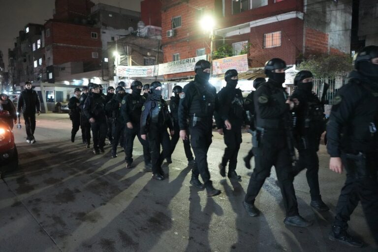 Operativo en Villa 1-11-14: tres detenidos y 160 dosis de droga incautadas