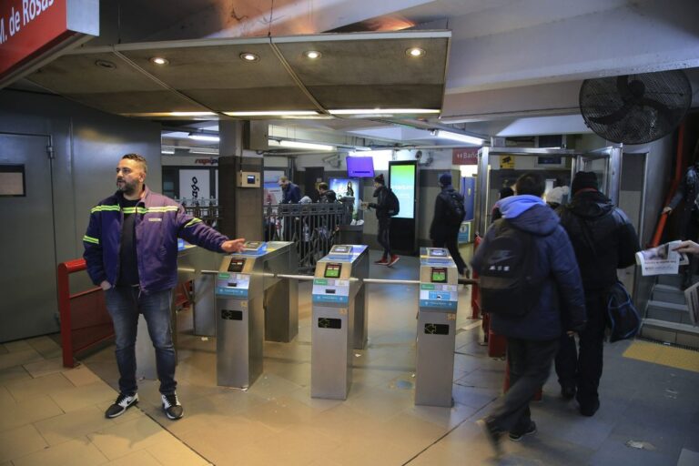 Protesta en el Subte: Abren molinetes en Federico Lacroze