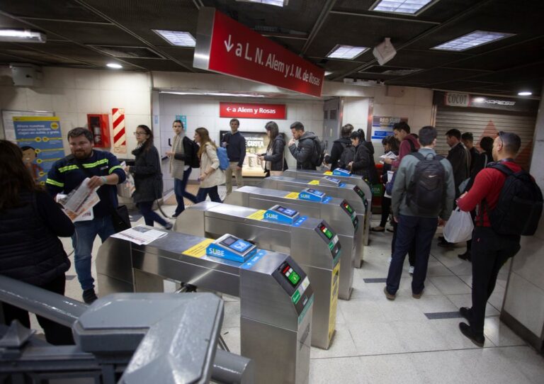 Protesta en el subte: molinetes abiertos en Federico Lacroze