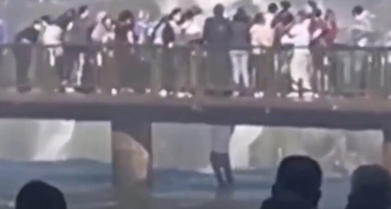Turista arriesga su vida al lanzarse al agua por su celular en las Cataratas del Iguazú