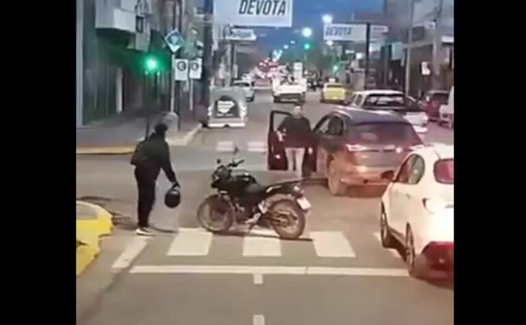 Un conductor se baja a pelear y provoca un choque en Neuquén