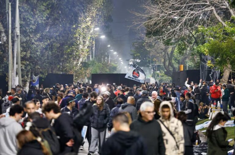 Una multitud despide al Indio Solari en Avellaneda
