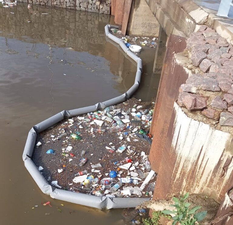 El Municipio colocó barreras de contención en los desagües pluviales y frenó la caída de más de 350 kilos de residuos al río