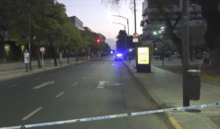 Accidente en Palermo: colisión entre auto y moto genera caos en el tránsito