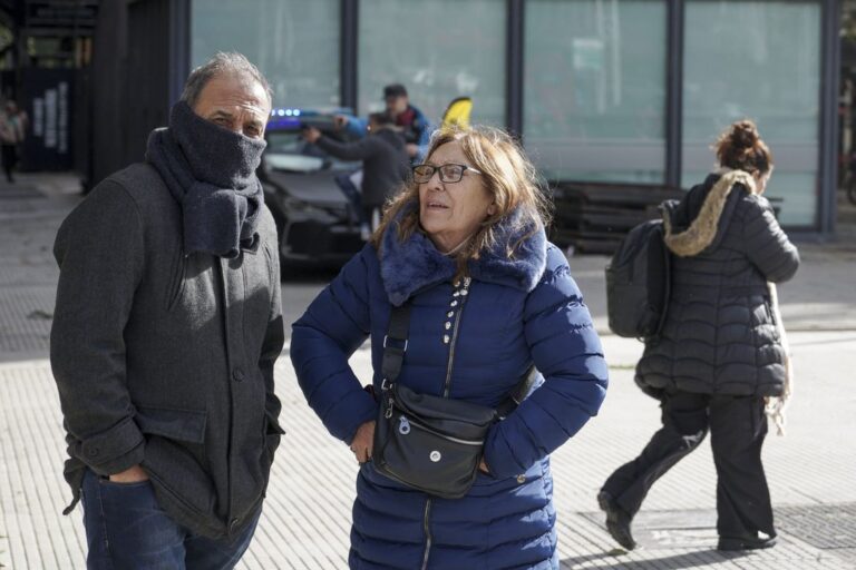 Alerta amarilla por frío extremo y vientos fuertes en 16 distritos este domingo
