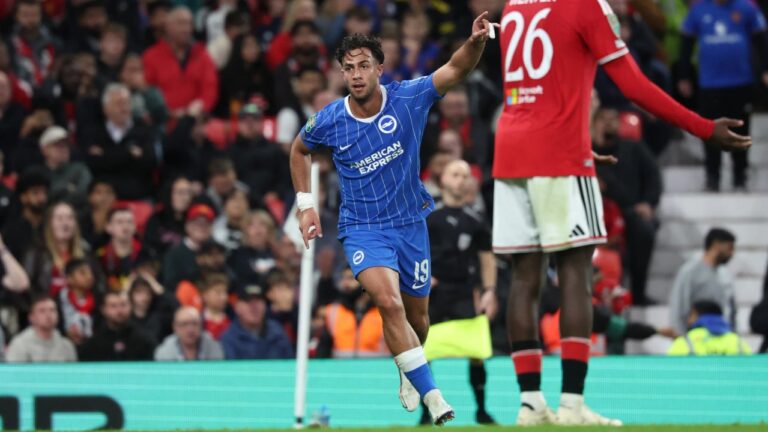 Brighton sorprende a Manchester United y Everton avanza con un golazo de Alcaraz