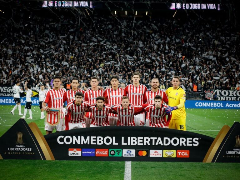 Brutal agresión de la policía brasileña a hinchas de Estudiantes tras un gol en la Libertadores