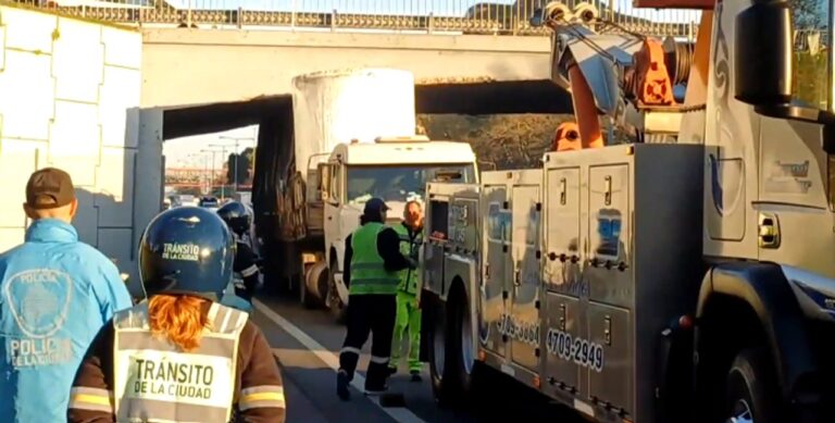 Camión atascado bajo puente en la General Paz genera caos vehicular
