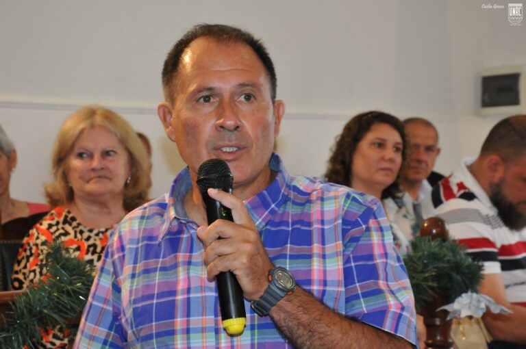 Detienen a ex profesor de hockey por hostigamiento a víctima de abuso
