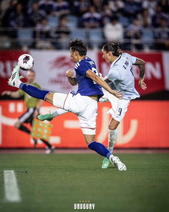 Diego Forlán debuta con derrota ante Japón al frente de Uruguay