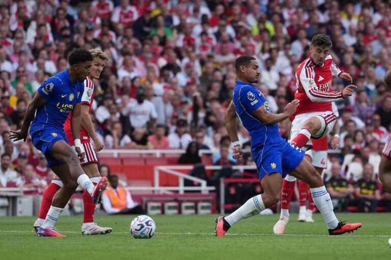 El Arsenal se impone 2-1 al Chelsea con el ‘Dibu’ Martínez en la Premier League