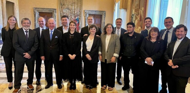 El Papa recibe un informe crítico sobre la gestión de Milei previo a su visita a Argentina