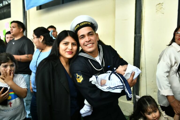 Emocionante reencuentro de un tripulante de la Fragata Libertad con su hija recién nacida