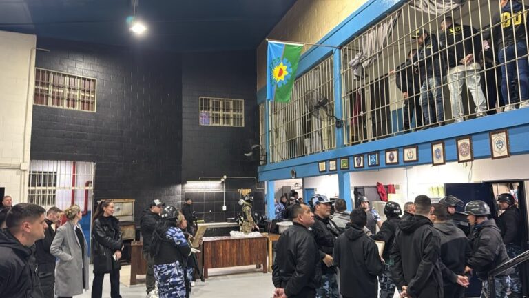 Escándalo en la Unidad Penal 31: Hijo de preso transfiere dinero al ex jefe carcelario