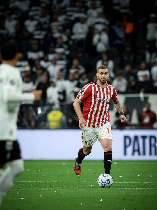Estudiantes evalúa sumar un defensor para la semifinal de la Libertadores