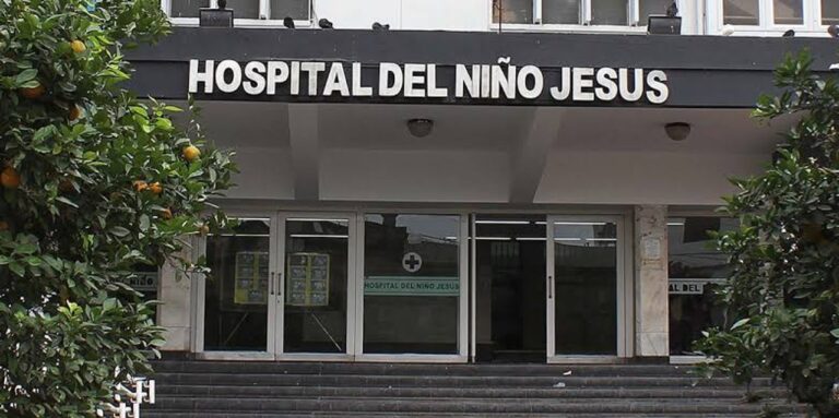 Familias de niños internados enfrentan desamparo frente al Hospital del Niño Jesús