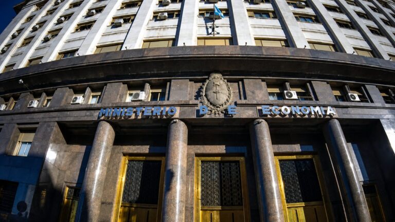 Fiscalía exige identificar a funcionarios del dólar oficial durante el cepo