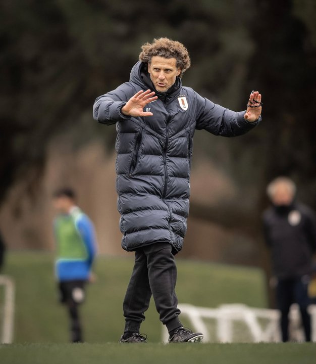 Forlán explica la ausencia de Suárez en la selección uruguaya: «fue más decisión de él»