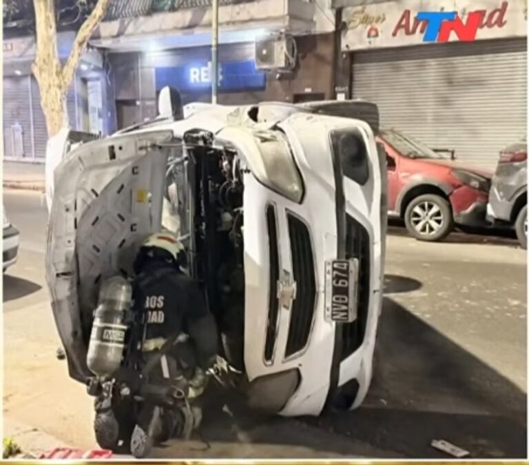 Impactante vuelco en Liniers: un auto embiste y provoca caos