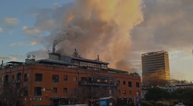 Incendio en ‘Siga La Vaca’: evacuación y dos personas atendidas en Puerto Madero