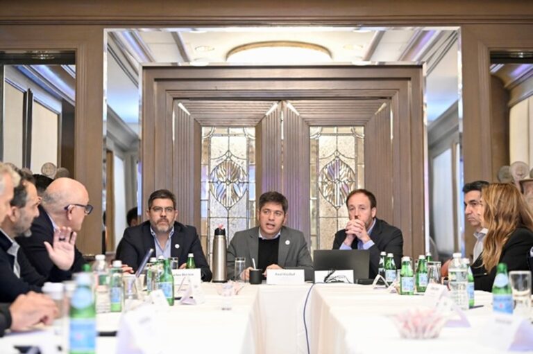 Kicillof desmiente el ‘milagro económico’ de Milei desde Nueva York