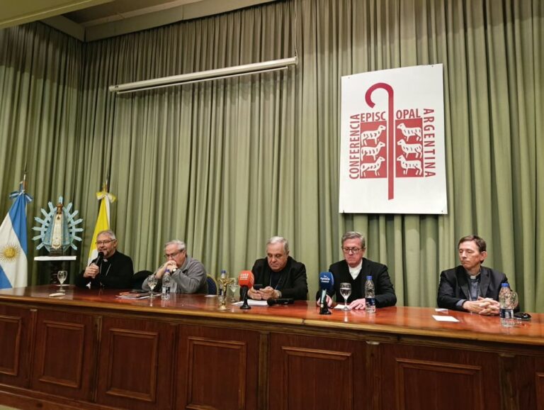 La Iglesia llama a la unidad antes de la visita del Papa León XIV