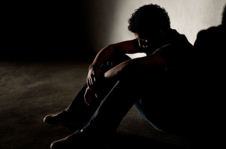 La UBA presenta una guía para detectar el riesgo suicida en jóvenes