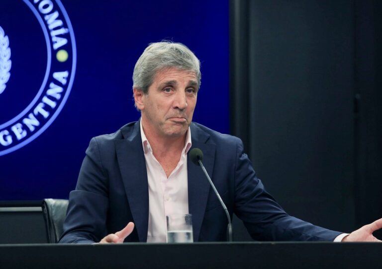 Luis Caputo enfrenta críticas internas y externas en medio de tensiones por fondos