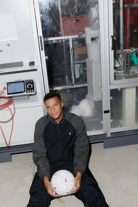 Mbappé deja Nike y se une a On, la marca de Federer