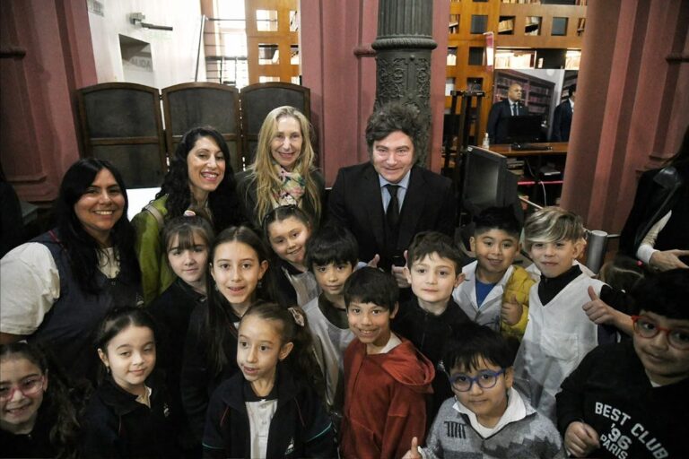 Milei celebra el Día del Maestro y motiva a los estudiantes a leer