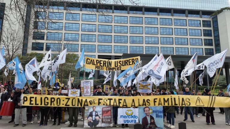 Movilización de Libres del Sur al Congreso por familias endeudadas