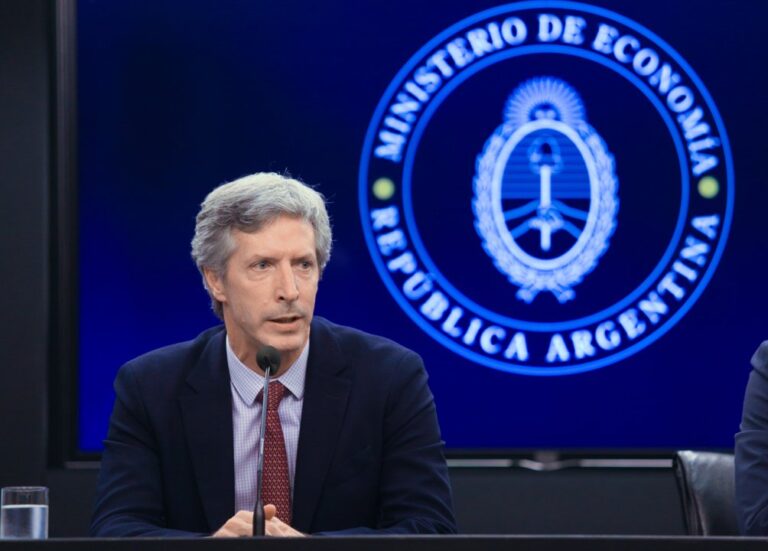 Senadores del peronismo exigen que Bausili explique el destino de las reservas de oro del BCRA