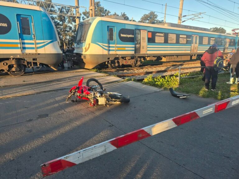 Trágico accidente en City Bell: un joven motociclista pierde la vida al ser atropellado por un tren