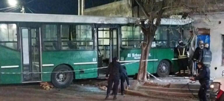 Trágico accidente en Temperley: un colectivero muere tras chocar contra una casa