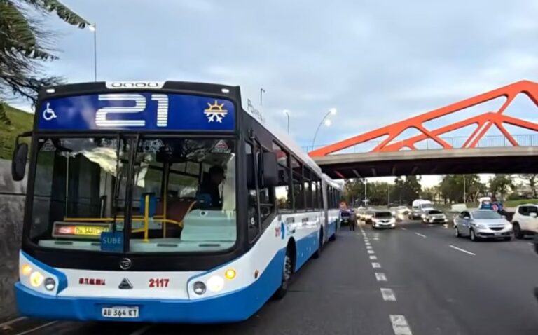 Tránsito complicado en la Avenida General Paz por colectivo averiado