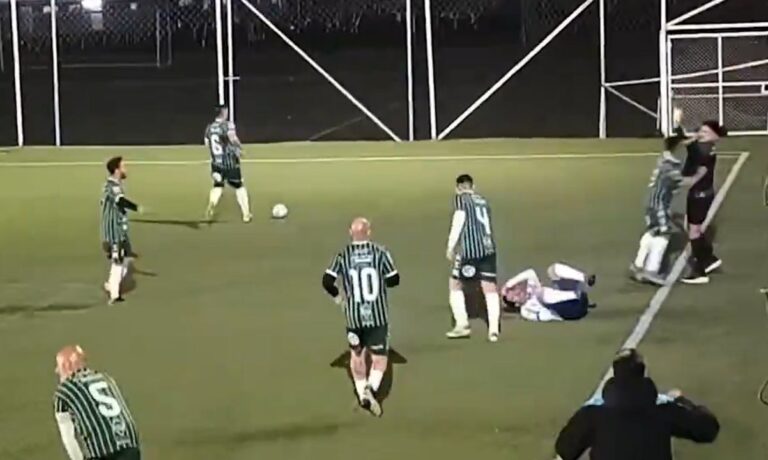 Un jugador agredió a un juez de línea en un partido de la Liga Senior: sanción de por vida