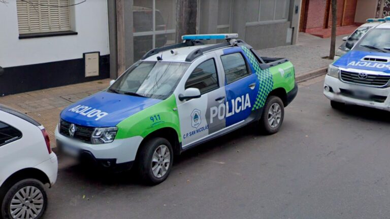 Una mujer guardó un celular olvidado en una panadería