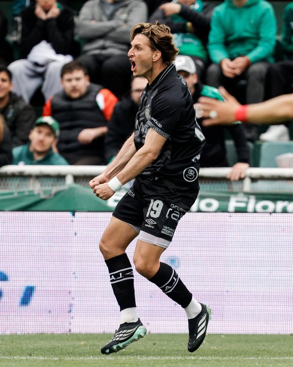 Argentinos Juniors se impone a Banfield y se une a Boca en la cima del torneo