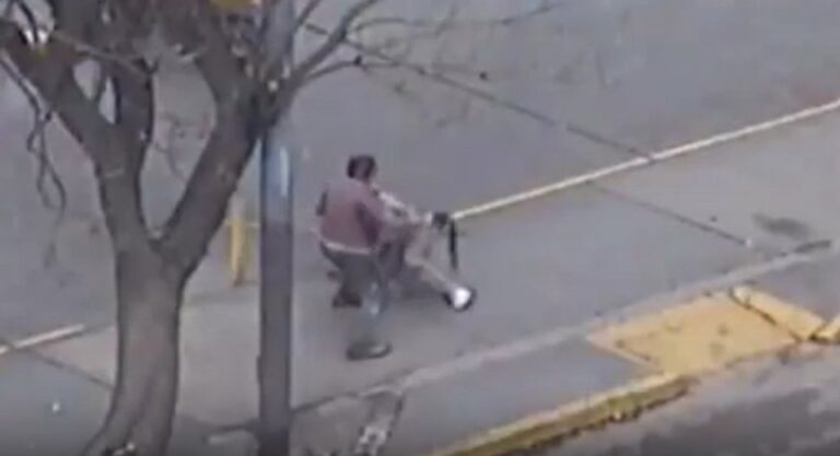 Córdoba: Hombre se defiende de cuidacoches ilegales y logra su detención