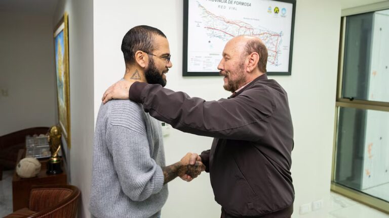 Dani Alves se reúne con el gobernador de Formosa durante su gira religiosa por Argentina
