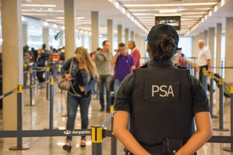 Desalojo en Ezeiza por paquete sin identificar