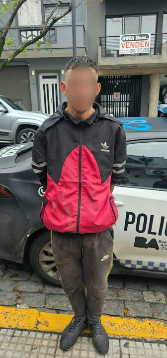 Detienen a ladrón que se escondió bajo un auto tras intento de robo en Villa Lugano