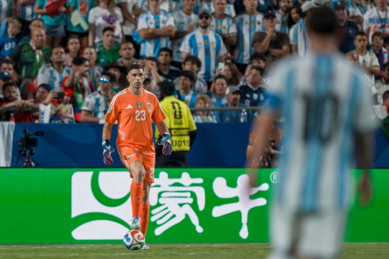 Dibu Martínez anticipa la despedida de Messi y su posible sucesor en la Selección